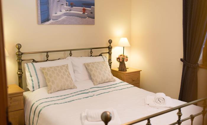 king size bedroom.